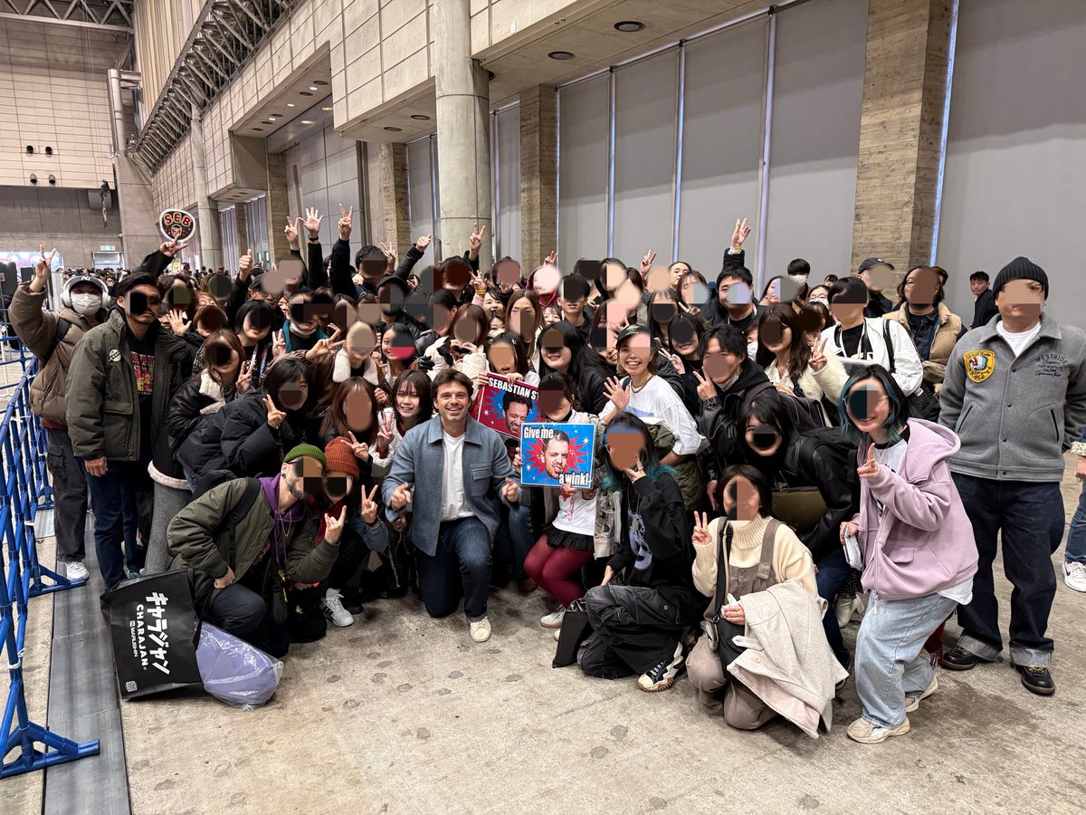 ReveViede's tweet photo. HE SAW SO MANY PPL WAITING ASIDE
During the autograph sesh SO HE CAME OUT TO TAKE PICTURE WITH US.
HE IS SO PRECIOUS😭😭😭😭😭😭😭🙏🏻😭😭😭😭‼️😭🙏🏻😭😭‼️🙏🏻🙏🏻
#TokyoComicCon2025 #東京コミコン2025
#セバスチャン・スタン #SebastianStan https://t.co/fTxtoCFKs0