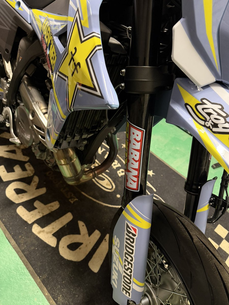 444nomiii's tweet photo. 10年以上振りに公道バイク手に入れた。公道走るの怖すぎるし難しすぎる。しかも寒すぎる。
みんなDR-Z持ってる。持ってへんのお前だけ。
#DRZ4SM #JKDP #BABANASHOX https://t.co/j3uiLDIqpa