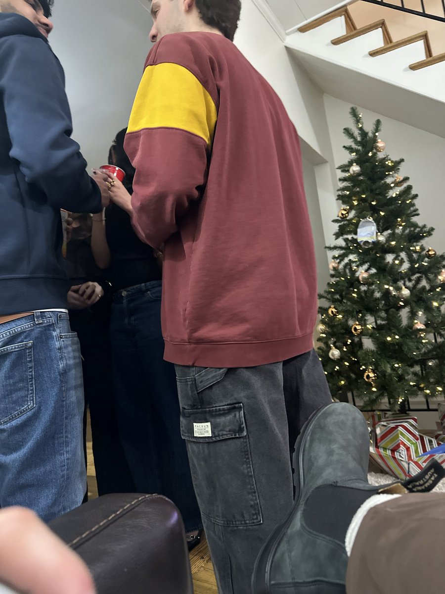 BeeerWRLD's tweet photo. This Gryffindor bouta catch these Slytherin hands. https://t.co/uMAJdP1vAx