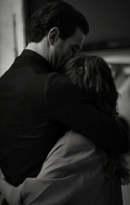 Çünkü hayat,birinin tüm kalbiyle senin yanında olduğunu bildiğinde güzelleşiyor..
                                                           ─ ♡ ♡ ─