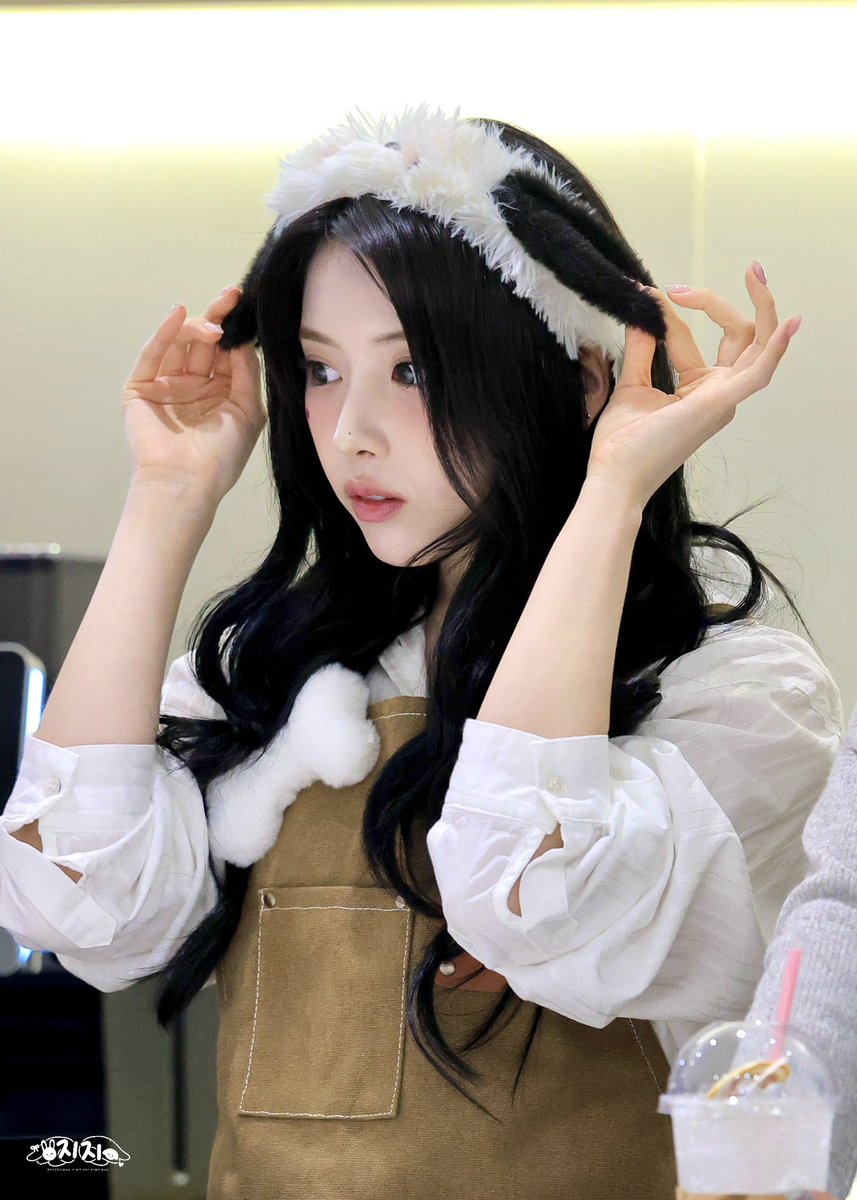 0413kjiwoo's tweet photo. 251206 🐶☕️

🥰🦴

#NMIXX #엔믹스 
#지우 #JIWOO https://t.co/w4OyJKivpJ
