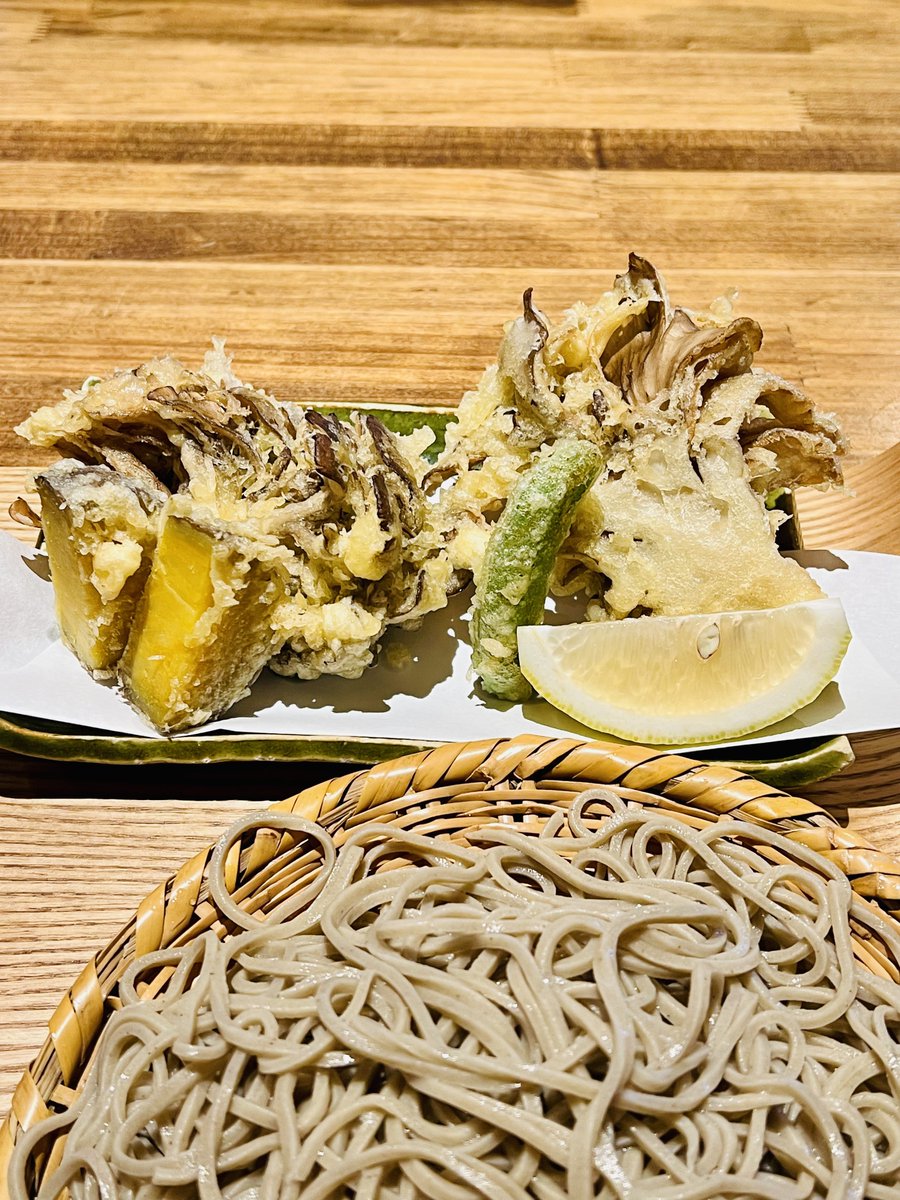 YOU_8_3334's tweet photo. SOBA ABIRU
鴨せいろ
舞茸の天麩羅
#SOBAABIRU #ABIRU #千葉 #君津
#鴨せいろ #鴨 #蕎麦 #舞茸 #天ぷら #レモン #黒七味
#ネギ #薬味 https://t.co/otqKwyfwjN