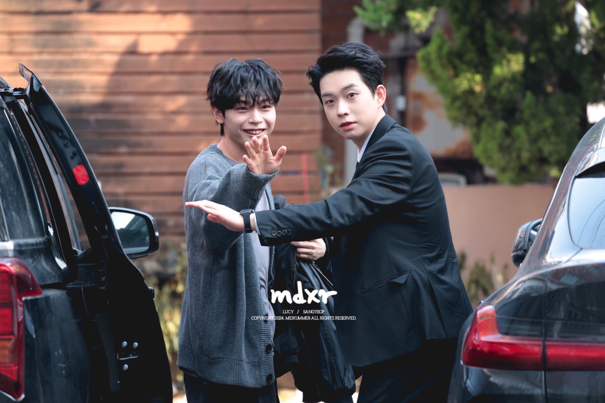 251207
그.. 루시 2분이랑 경호원 한분 출근하셧어요

#LUCY #루시 #최상엽