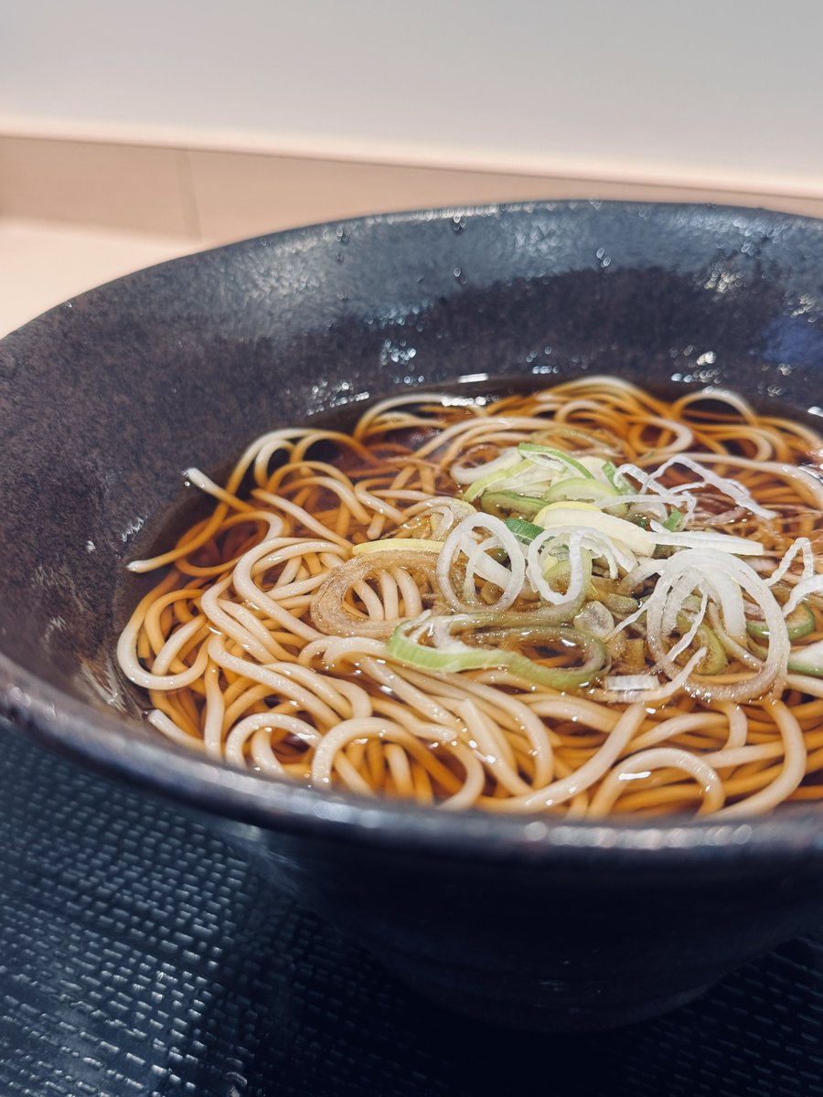 久しぶりに何もない休日、散歩して公園行って好きな唐揚げ屋さんで唐揚げ定食食べて、奮発してゆで太郎でかけそばも食べて、ダイソー行って、帰りはバスで帰って、家ではポテチを寝ながら食べて、本の隙間にポテチを落として拭いて、夜は友達とオンラインゲームして、最高な週末は常に中学生のようだ。