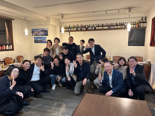 nobu_ishiyama's tweet photo. 多くの開放型コミュニティが活性化する静岡県三島市に関する法政大大学院でのゲスト講義。ゲストは、加和太建設代表の河田亮一さんと結屋代表の川村結里子さん。さらに聴講者として作家の沢渡あまねさん、ビジネスリサーチラボの伊達洋駆さんも。いつものアジフォレで懇親会。三島ファンが増える時間 https://t.co/1FZ4JG1wHS