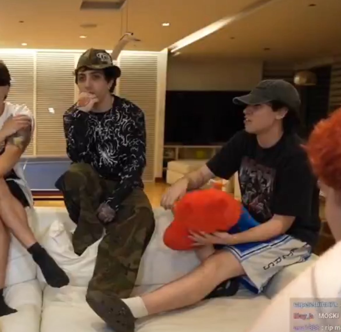 él re tieso mal recordando atentamente