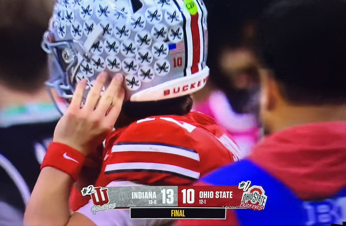 matthartwell_'s tweet image. How can you not be romantic about Ohio State losing 13-10 😌
