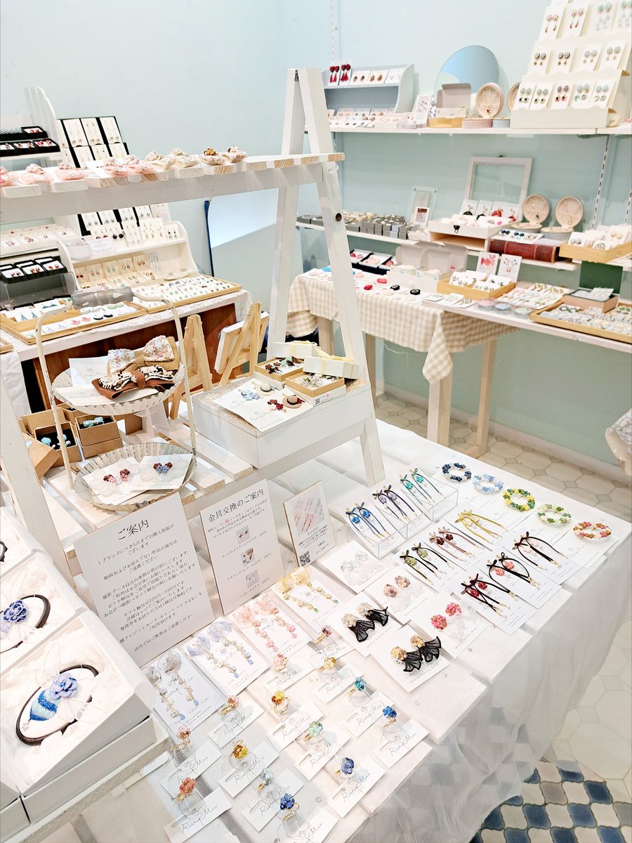 てづくり雑貨店hakomittsu.
本日もopen致しました(*^^*)

19時までお待ちしております♪
地図⇒ hakomittsu.com/access/

🌟隣部屋104では糸もの作品合同展 #糸の贈り物 ( <a href="/itohana_ex/">糸の贈り物 大阪12/6・7 byイトハナ</a> )が本日最終日！14-16時自由にご覧いただけます、お待ちしております🧵🎁✨

#はこみっつ #ハンドメイド