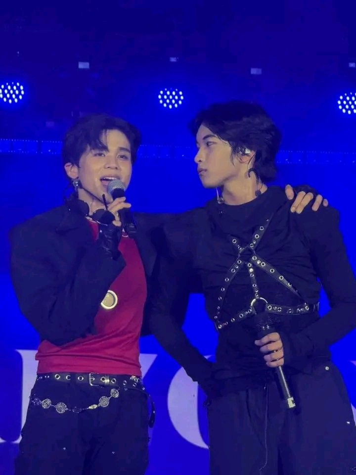 Yung kilig na kilig na ang mga casuals sa boys tapos biglang napa reverse walk ang all nung sinabi ni Vinci na 16 lang si Jiro at Marcus 😭😅

HORI7ON AT JBL SOUNDFEST

#JBLxHORI7ON
#JBLSoundfest2025
#HORI7ON #호라이즌 #VINCI 
<a href="/HORI7ONofficial/">HORI7ONofficial</a>