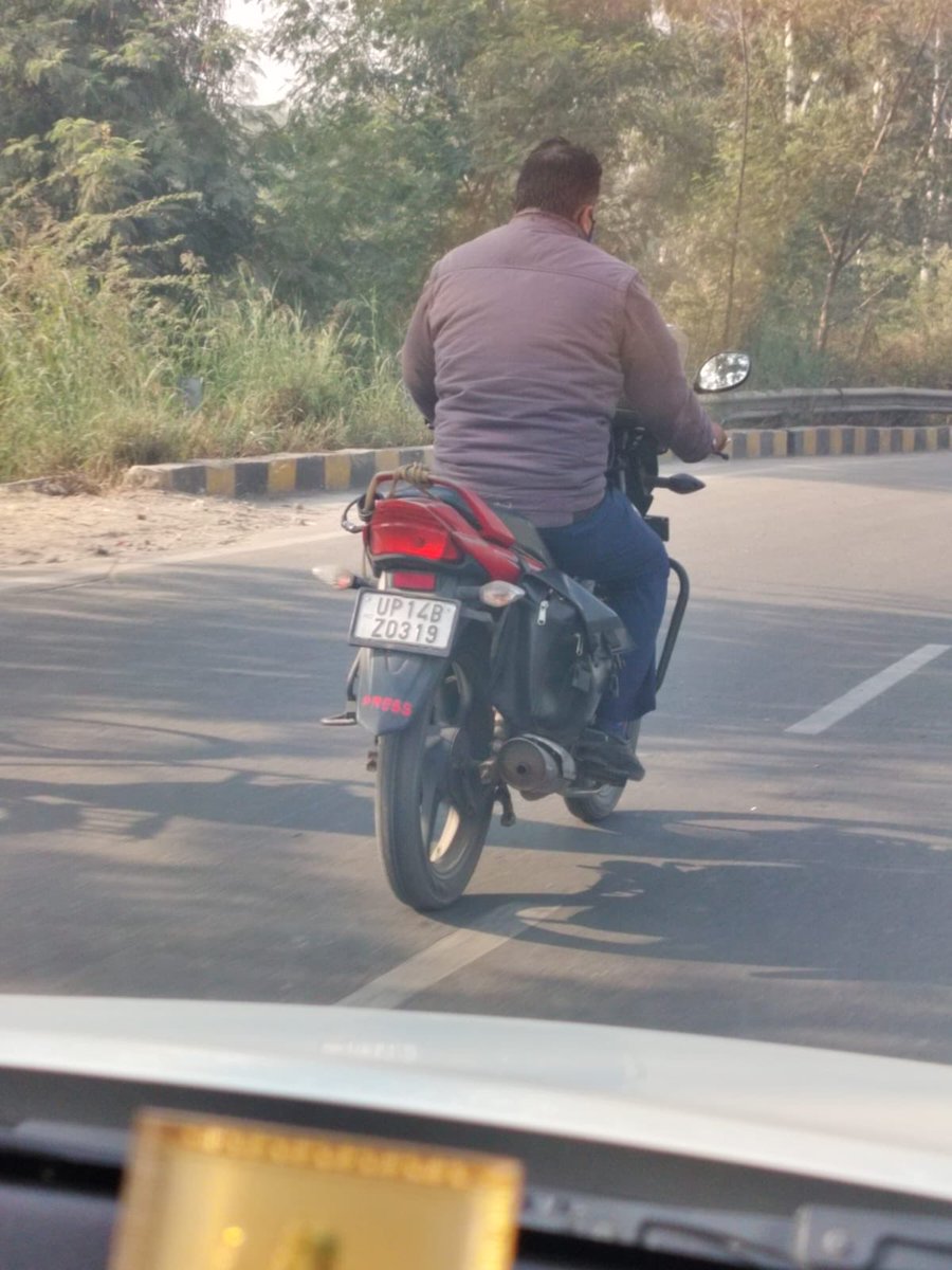 YashSha07842648's tweet photo. सुबह सुबह ताजी हवा का आनंद लेने के लिए अपनी व दूसरो की जान दाव पर लगाता भारतीय नागरिक कृपा कार्यवाही कीजिए । 
प्लेस- निकट हिंडन रेलवे ब्रिज 
तारीख व समय- 07/12/25, 09:40 
वाहन संख्या-UP14BZ0319
@Gzbtrafficpol @Uppolice @ghaziabadpolice https://t.co/OIPq8zYJOi