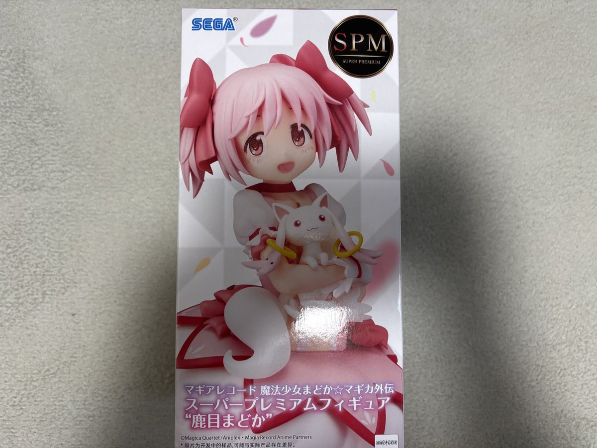 こんにちは！そして昨日の戦利品です✨
白いガンダムとシャアザク(GQ)のガンプラとまどかちゃんのフィギュアです⸜(* ॑꒳ ॑*)⸝