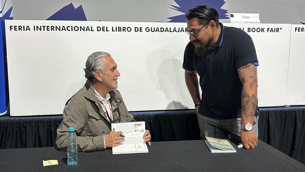 TitoVar's tweet photo. Una joya la que viví en @FILGuadalajara ver y recibir estas firmas de @trinomonero vale todo https://t.co/sRFiHDUKle