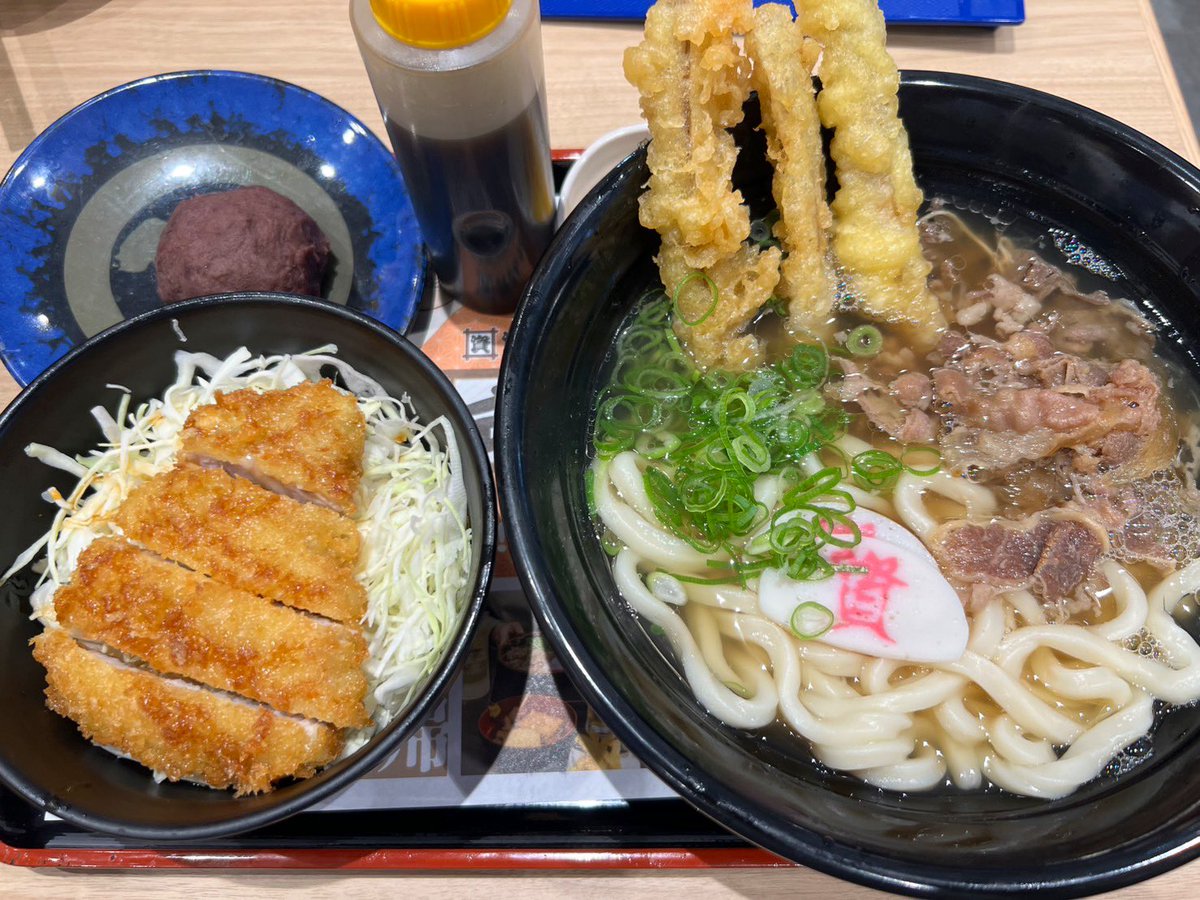いつもラーメンなんで今日はうどんをいただいております。