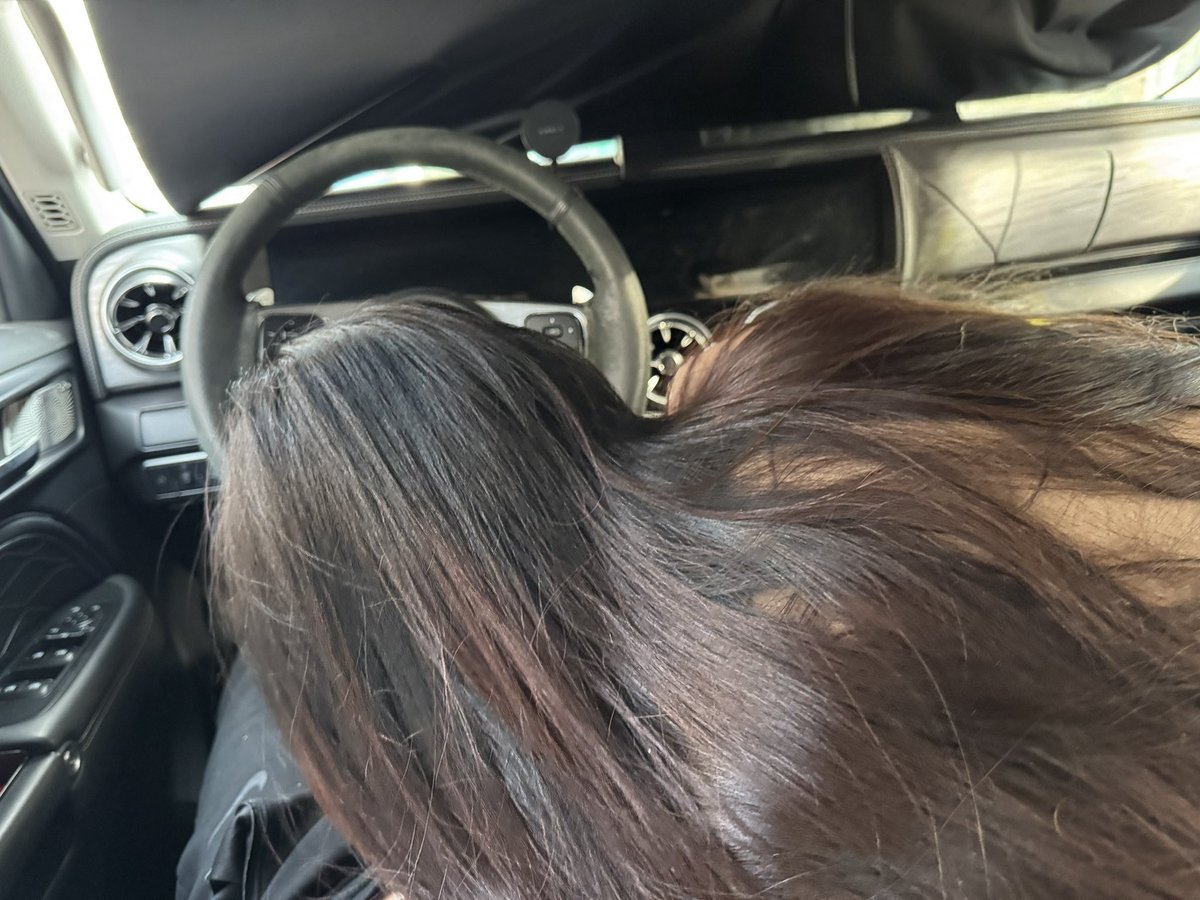 “今天被某个线下小坏蛋骗上车了
说好只是兜风吹吹风
结果导航一关、车窗一摇上、音乐一换……
他突然把座椅往后一倒，坏笑看着我说：
‘姐姐，路还长，要不要先帮我解决一下？’
？？？解决什么？
解决我突然暴躁的兄弟啊～
然后我真的低头帮他
‘实况