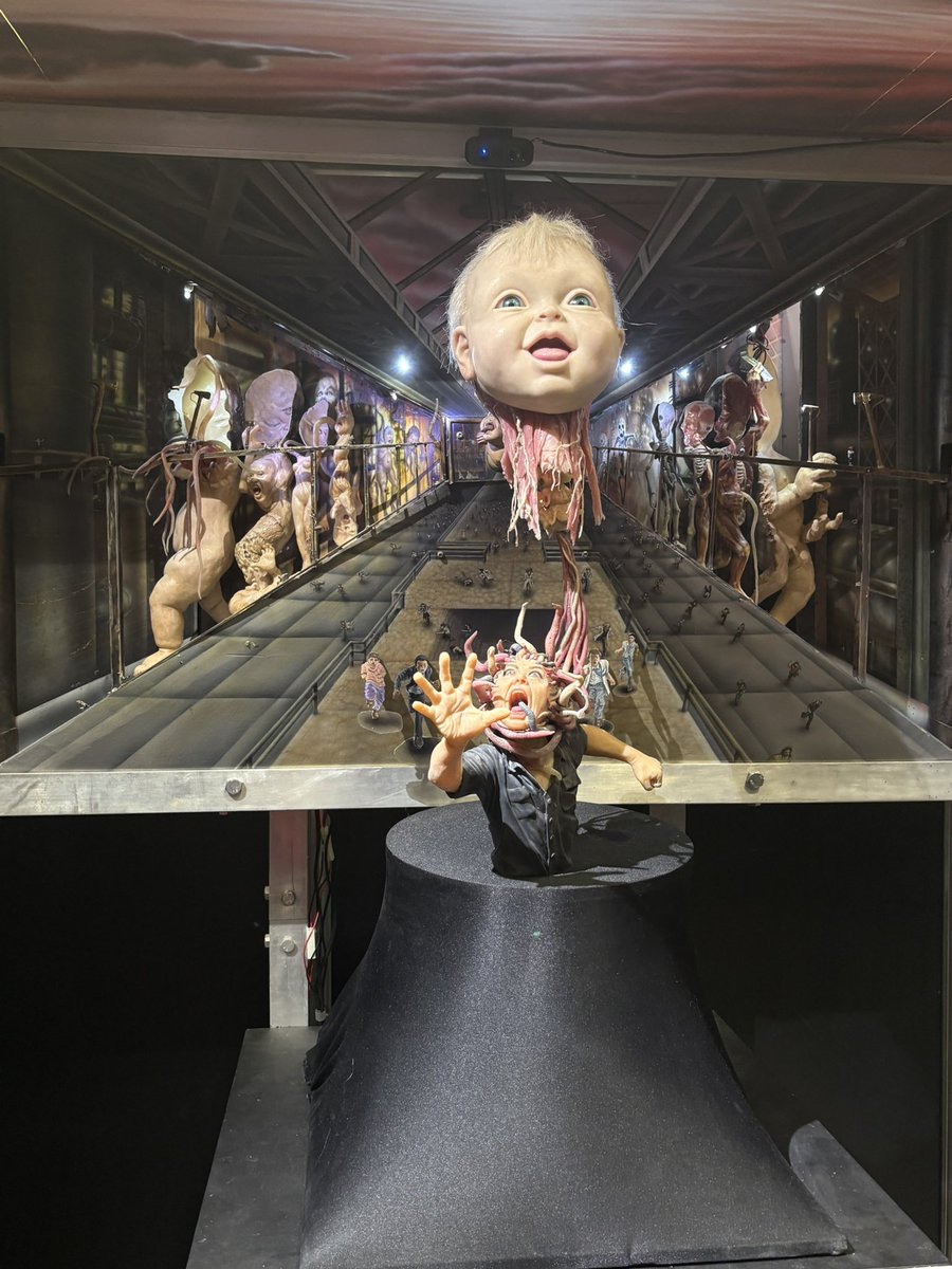 初コミコン
マッドジョージさんの展示やってて興奮した。
今日行きたかったなぁ会いたかった。