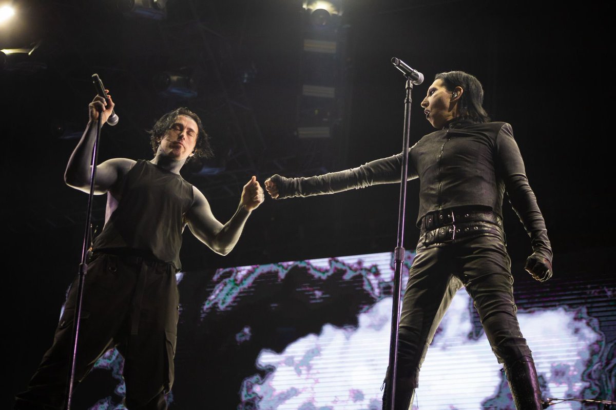 summainfernoen's tweet photo. It finally happened!
Falling In Reverse show at Knotfest México delivered a massive surprise: a live collaboration with Marilyn Manson 🔥🤯
📷 Alfredo Alvarado — Summa Inferno
#FallingInReverse #MarilynManson #KnotfestMexico #Knotfest2025 #LiveCollab #MetalScene #SummaInferno https://t.co/f91EkeR0bc