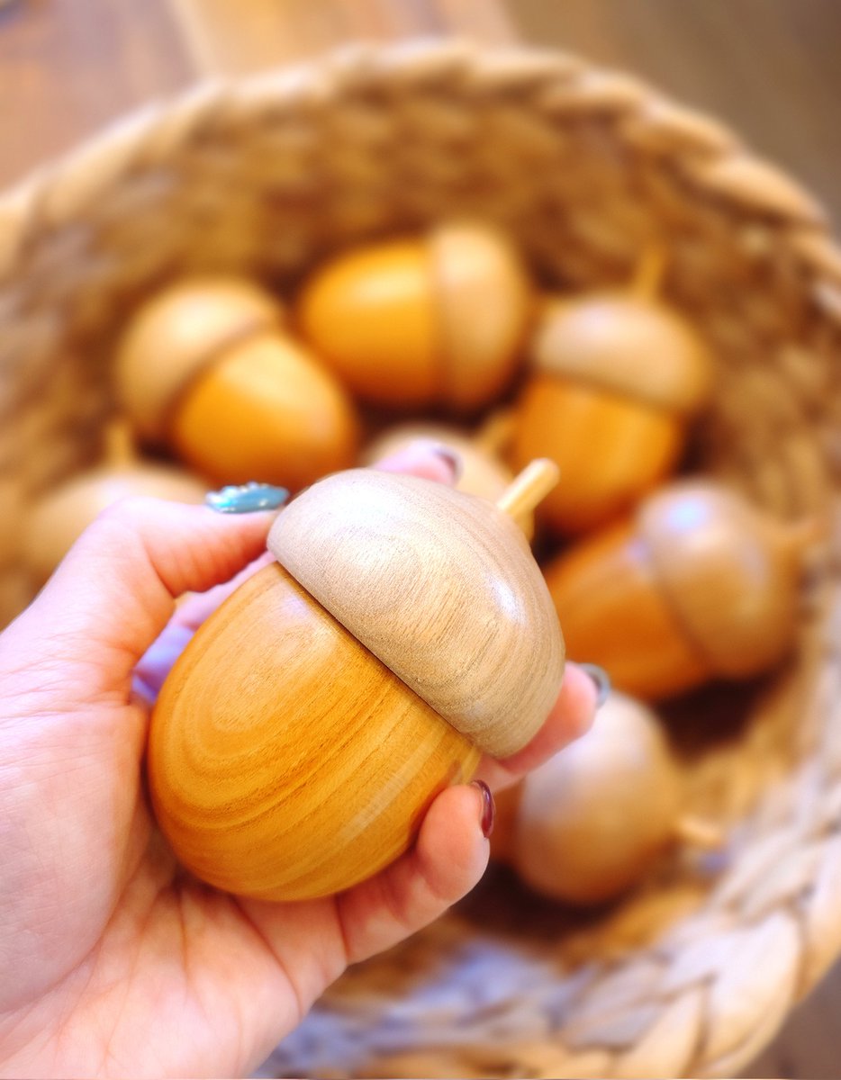 とても大きなどんぐりのオブジェです? 木の色を生かした無垢材の商品 