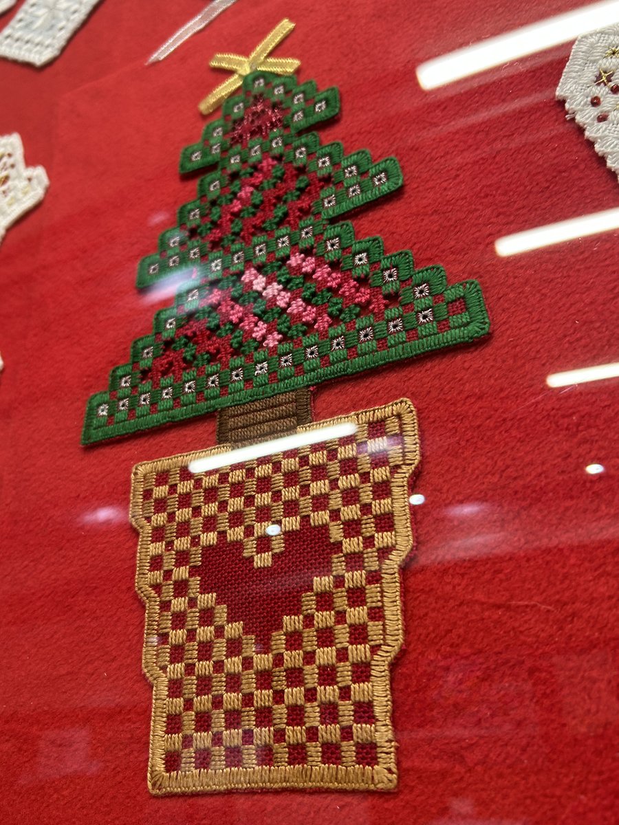 🧶杉田劇場に素敵な刺繍🧶

先日行われた”ハーダンガー刺繍”教室の皆様より、
杉田劇場に作品を寄贈していただきました！

作品は杉田劇場入ってすぐ、
ロビーにてご覧いただけます！

お立ち寄りの際はぜひごゆっくりご覧くださいませ🎄

#神奈川 #横浜 #磯子 #杉田劇場 #ハーダンガー刺繍 #刺繍