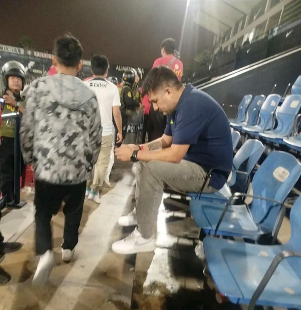 LigmaShitpost's tweet photo. Lo lograron, finalmente lo rompieron. Finalmente ganaron. Destrozaron a alguien. Alguien que siempre estaba feliz, que siempre estaba sonriendo. Alguien que no merecía el odio. Alguien que no hacia nada más que ayudar a las personas. Alguien que amó con todo su corazón. https://t.co/LvupCXKwLK