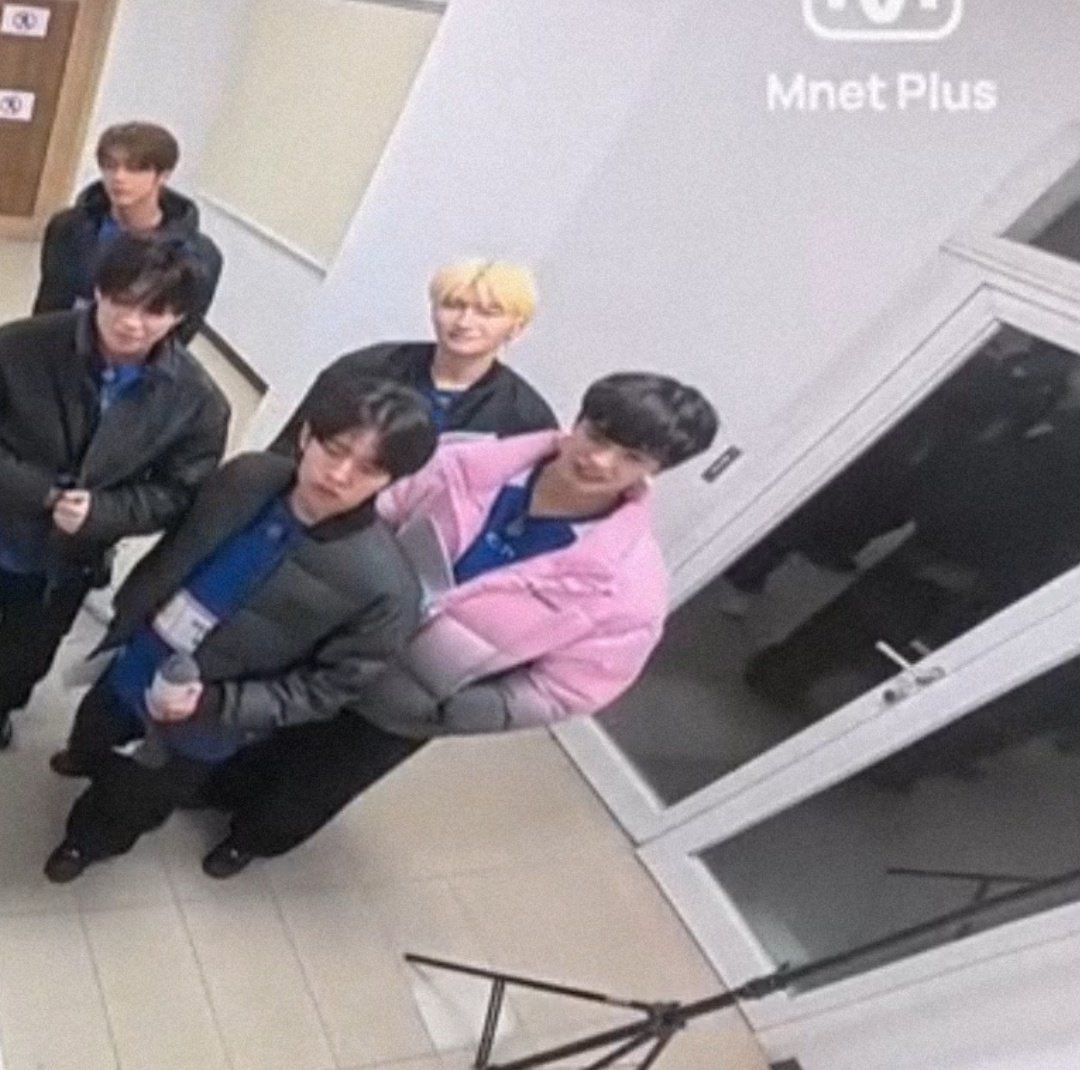 당홍하이가 너무 익숙한 패딩을 입고있는데요
…