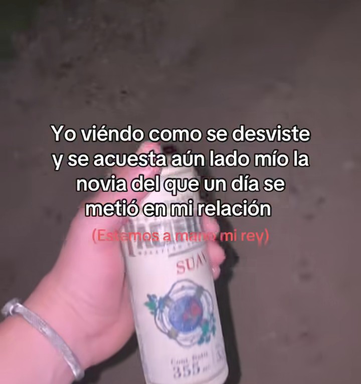 Berna8R's tweet photo. La mujer del profesor 🤣😘 saludos! https://t.co/FEi9K2ACf6