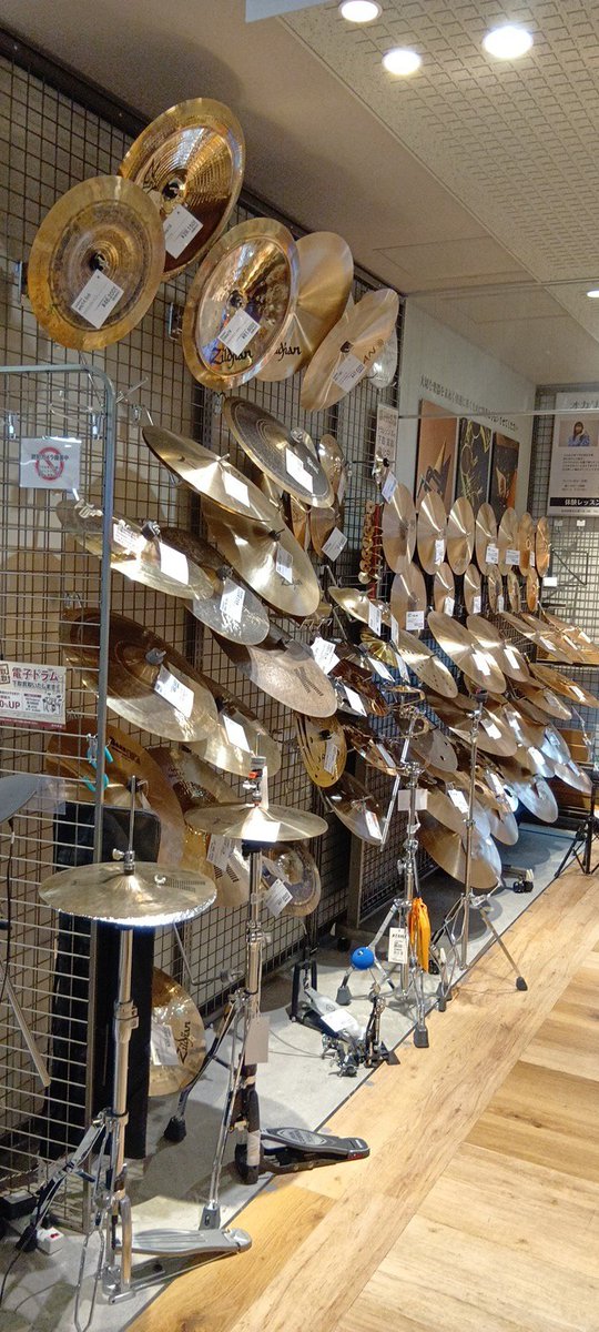 というわけで、ドラムショー2025in名古屋パルコ、本日までです！✧⁠◝⁠(⁠⁰⁠▿⁠⁰⁠)⁠◜⁠✧
こんなにスネアもシンバルも並ぶことないよ！！！(⁠*⁠ﾉ⁠・⁠ω⁠・⁠)⁠ﾉ⁠♫
東海地方のドラマーは集うべし！！！✧⁠◝⁠(⁠⁰⁠▿⁠⁰⁠)⁠◜⁠✧
#drumsshow2025
(りさりさ)