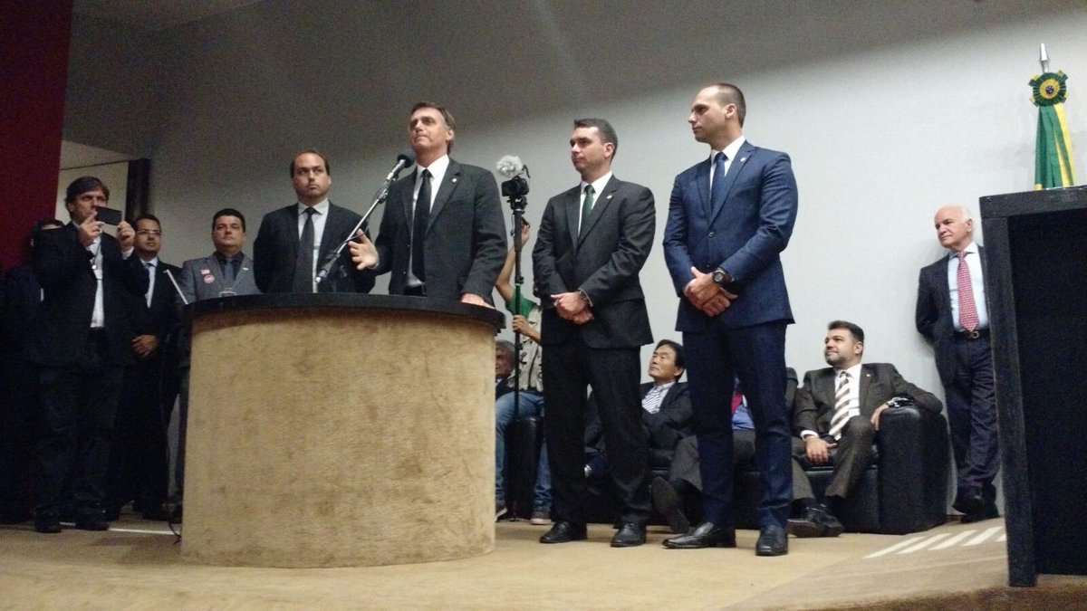 Flávio, existe uma coisa que nenhum estrategista político pode ensinar. Nenhum marqueteiro pode fabricar. Nenhum curso de liderança pode transmitir. É aquilo que o povo reconhece de longe, sem precisar de legenda. É aquilo que seu pai carregava no olhar, no gesto, no jeito de