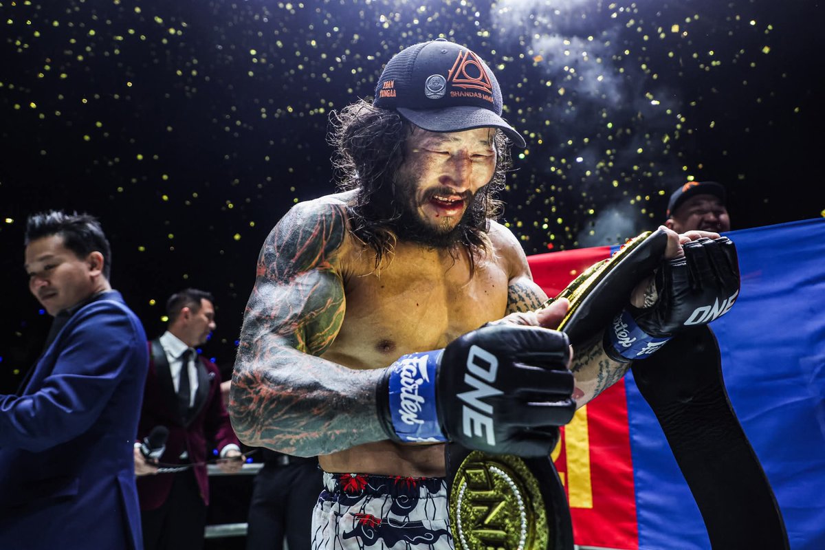 За одоо Ховд нутгийн зөвлөл Дэлхийн аварга Энх-Оргилдоо өгөх юмаа тултал өгөөсэй
Тэр зөвхөн дэлхийн аварга болоогүй дэлхийд Монголыг хэдэн сая доллараас давсан үнэ цэнтэй сурталчилгаа хийсэн хүн
Жинхэнэ бахархал!
Улсын начинд LX600 өгдөг нутгийн зөвлөлчүүд юм бодож бгаа блгүй дээ