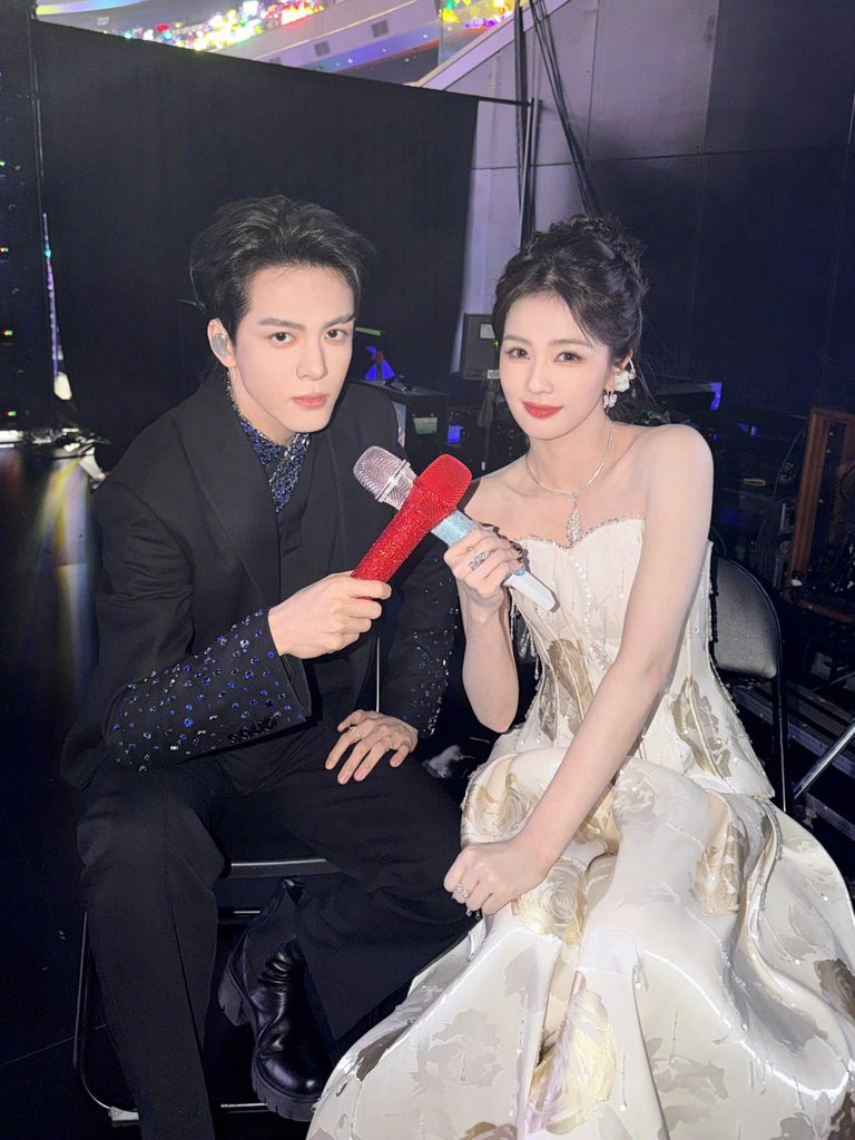 NoodaDEVIL's tweet photo. เทอเอารูปนั้นนะ รูปชู 2 นิ้ว ส่วนเรา���ะลงรูปนี้ รูปไมค์ชนกัน เอ๊ออออออ มาว่ะๆๆ 

#เจิงซุ่นซี #ZengShunxi #ไป๋ลู่ #BaiLu https://t.co/cHyuqHPAPf
