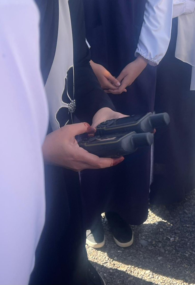 EduGovDhr7234's tweet photo. جانب من زيارة معمل الجغرافيا والتقنيات الحديثة ، والتي نفذتها /أ. وفاء الفارسية و أ. فاطمة الكلبانية لطالبات الثاني عشر ، حيث تعرفت الطالبات على أهم الأدوات والأجهزة الواردة في المنهج. https://t.co/tdOC9nJ9Vm