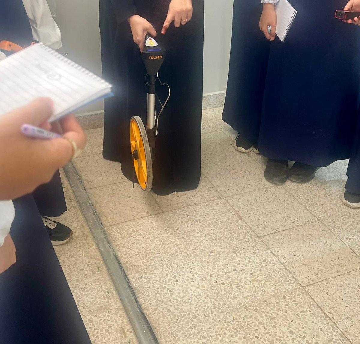 EduGovDhr7234's tweet photo. جانب من زيارة معمل الجغرافيا والتقنيات الحديثة ، والتي نفذتها /أ. وفاء الفارسية و أ. فاطمة الكلبانية لطالبات الثاني عشر ، حيث تعرفت الطالبات على أهم الأدوات والأجهزة الواردة في المنهج. https://t.co/tdOC9nJ9Vm
