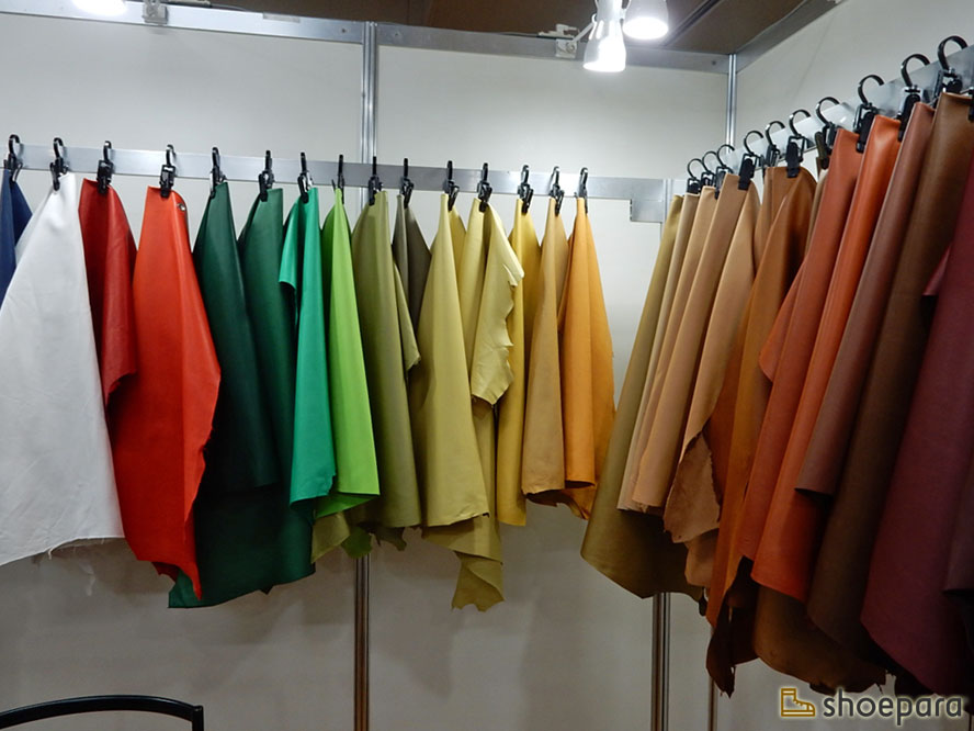 parashoecom's tweet photo. 『第110回 東京レザーフェア（TLF）2026-27 秋冬コレクション』また、前日の『FRENCH LEATHER CORNER – 2025』オープニング・レセプションを訪れました。  
https://t.co/U8dwIW9zKJ

今年はフランスやイタリアなど、海外タンナーも多く出展！

#皮革 #レザー #革 #革製品 #皮革製品 #東京レザーフェア https://t.co/EQEAJKVdHw