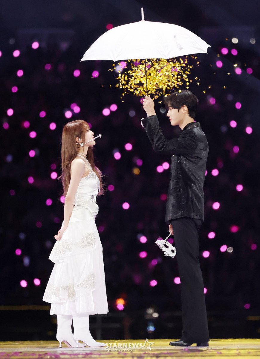 Youngwuoo's tweet photo. When the stage turns into a fairytale, https://t.co/f8BCudb6Hw