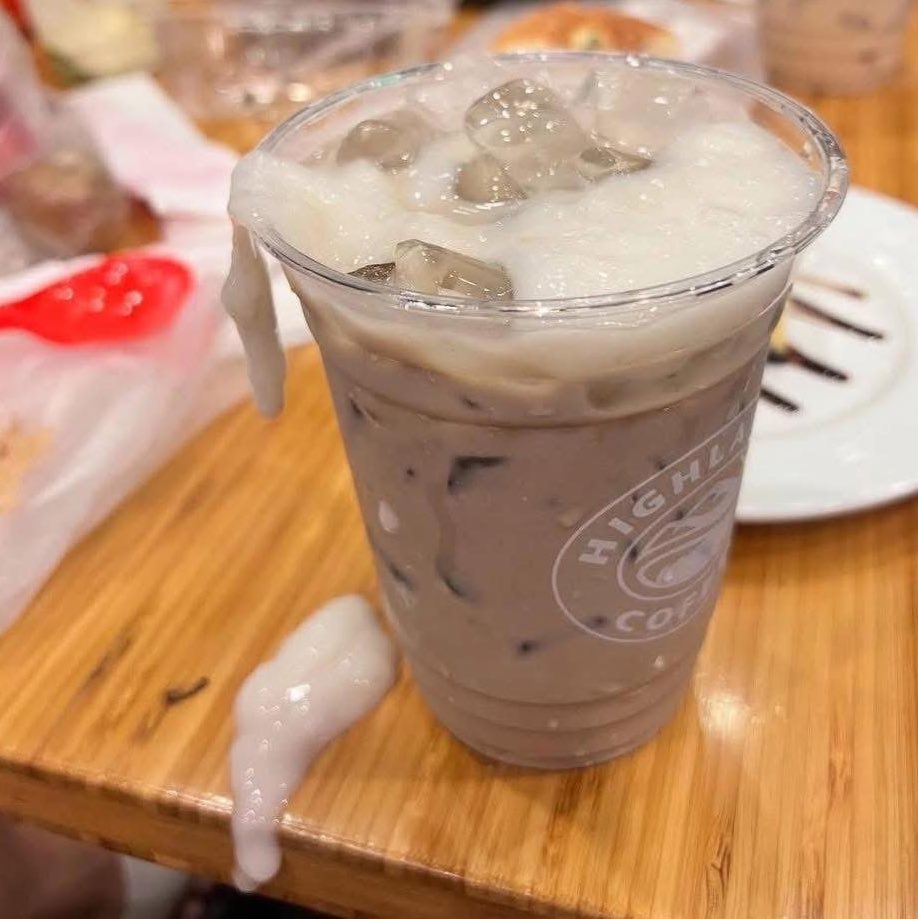 Cuối tuần dẫn thú cưng đi Highlands. Canh có trai đi đái là bò vào liếm ngay
Thưởng: Một ly trà sữa mochi full tinh