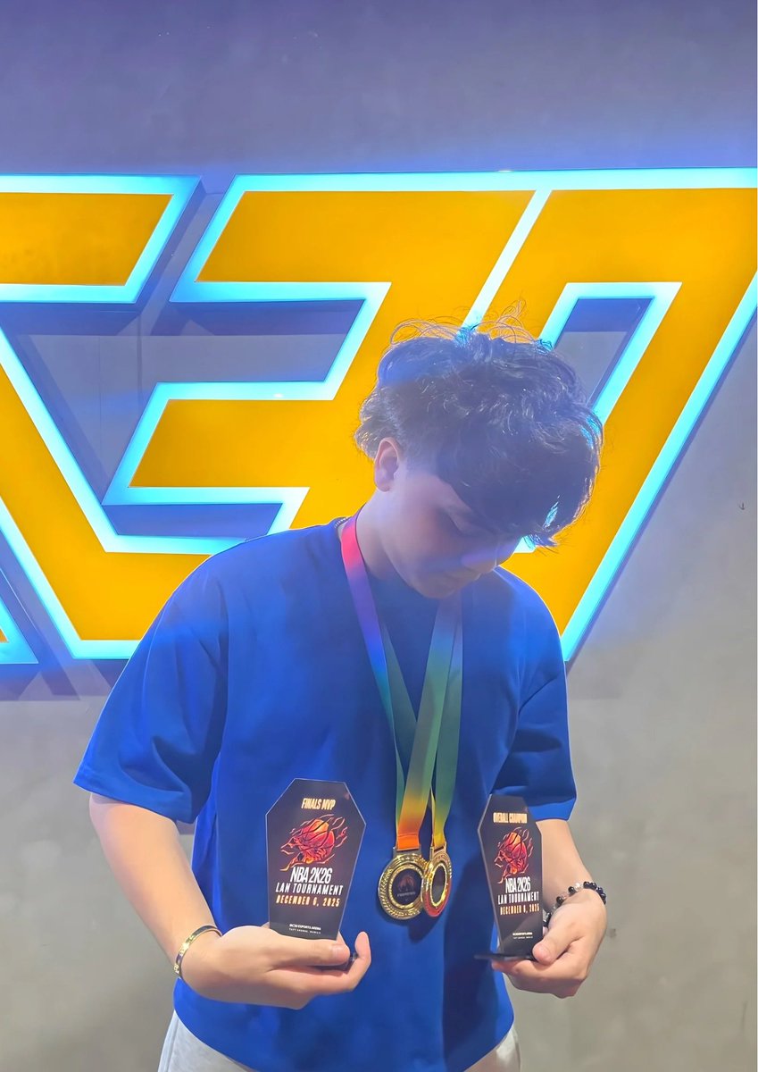 enzellsocrates's tweet photo. 8-1 in the Lan Tournament and 11 Hours of Gameplay😁

s/o the team
@justakidfrtondo 
@xsociial 
@SplxshBeKillin 
jaysnaggin1of1

@1OF1ProAm @OfficialTNB2K https://t.co/MruWBaR7IH