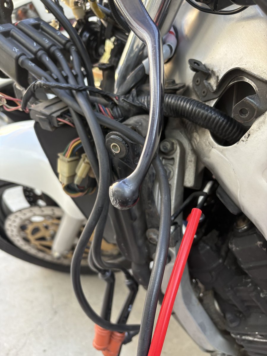 FZR1000_'s tweet photo. 3番シリンダーの火が飛んでないのでは？と思ってたんですがプラグキャップが怪しいのではと睨みNGKのパワーケーブルに交換しました。

ちょっと配線短いなぁ
あと収まりが悪い…

＃FZR1000 
＃NGK https://t.co/DoQNpf0R0m