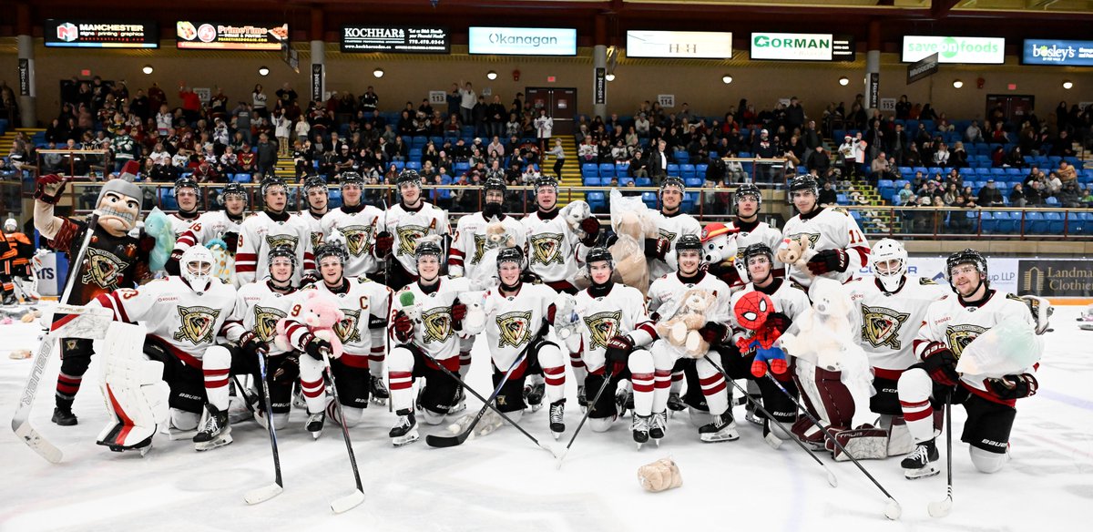 Warriors fans, you made tonight’s Sox, Toques &amp; Teddy Bear Toss a success!! All items will be donated to the Salvation Army and Kelowna's Gospel Mission 🐻
Thank you to Kelowna Ford Lincoln for being a proud partner of tonight’s game ⚔️