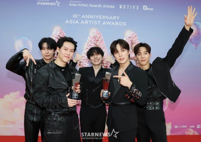 [#wwmx_newspaper]

“ I also remember so clearly the AAA Daesang we received 5 years ago.” (Kihyun)

Coincidentally, we both turn ten years old together.
That’s how the connection between MONSTA X (Minhyuk, Shownu, Jooheon, Kihyun, Hyungwon) and the Asia Artist Awards (AAA) began,