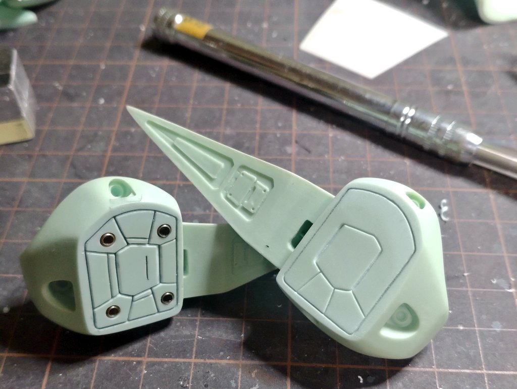 WSC3151's tweet image. 左右対称になるよう、慎重に彫る。