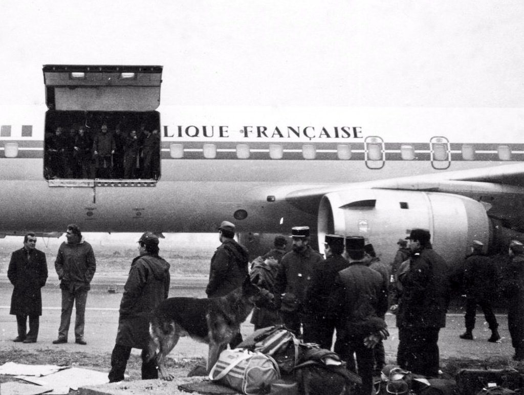 O_Decottignies's tweet image. Le 7 décembre 1988 à 11h41, un terrible tremblement de terre anéantissait la ville de Spitak et ravageait le Nord de l'Arménie. 

Un puissant élan de solidarité, galvanisé par Charles Aznavour, s'organisa depuis la France.