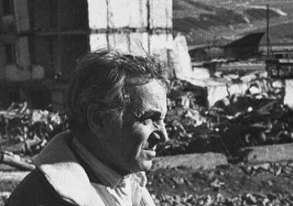 O_Decottignies's tweet image. Le 7 décembre 1988 à 11h41, un terrible tremblement de terre anéantissait la ville de Spitak et ravageait le Nord de l'Arménie. 

Un puissant élan de solidarité, galvanisé par Charles Aznavour, s'organisa depuis la France.