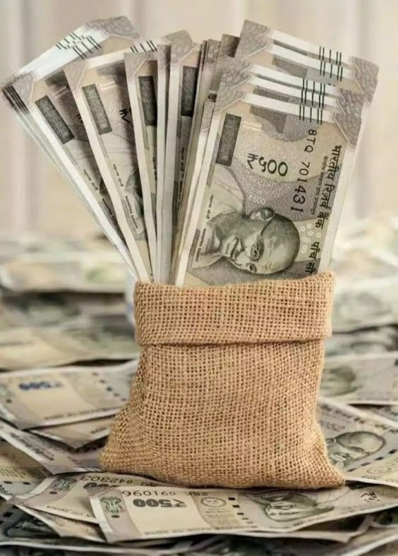 पैसा एक ही भाषा बोलता है
अगर तुमने आज मुझे बचा लिया
तो कल मै तुम्हे बचा लूंगा...

पैसा फिर कहता है 
भले मै उपर साथ नहीं जाऊंगा 
पर जब तक मै नीचे हूँ 
तुझे उपर लेकर जाऊंगा...!!