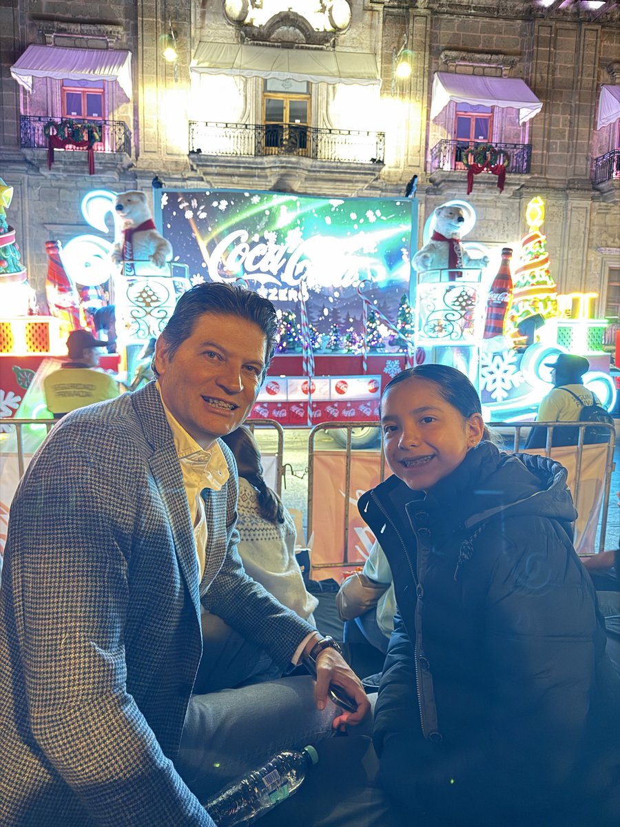 MartRamos's tweet photo. Hoy mi Sofi se tomó una foto con @AlfonsoMtz_Mx durante la caravana Coca-Cola en @MoreliaGob https://t.co/BgXHLRVplv