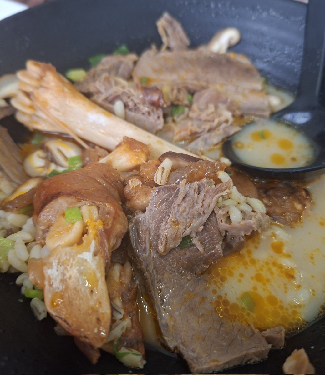 Мангасын үүрний шийртэй шөл янзын юм байна. Монгол хоолны газар ийм амттай шөл идээгүй удсан байна. Жижиг нь 2 хүнд хангалттай л юм байна.