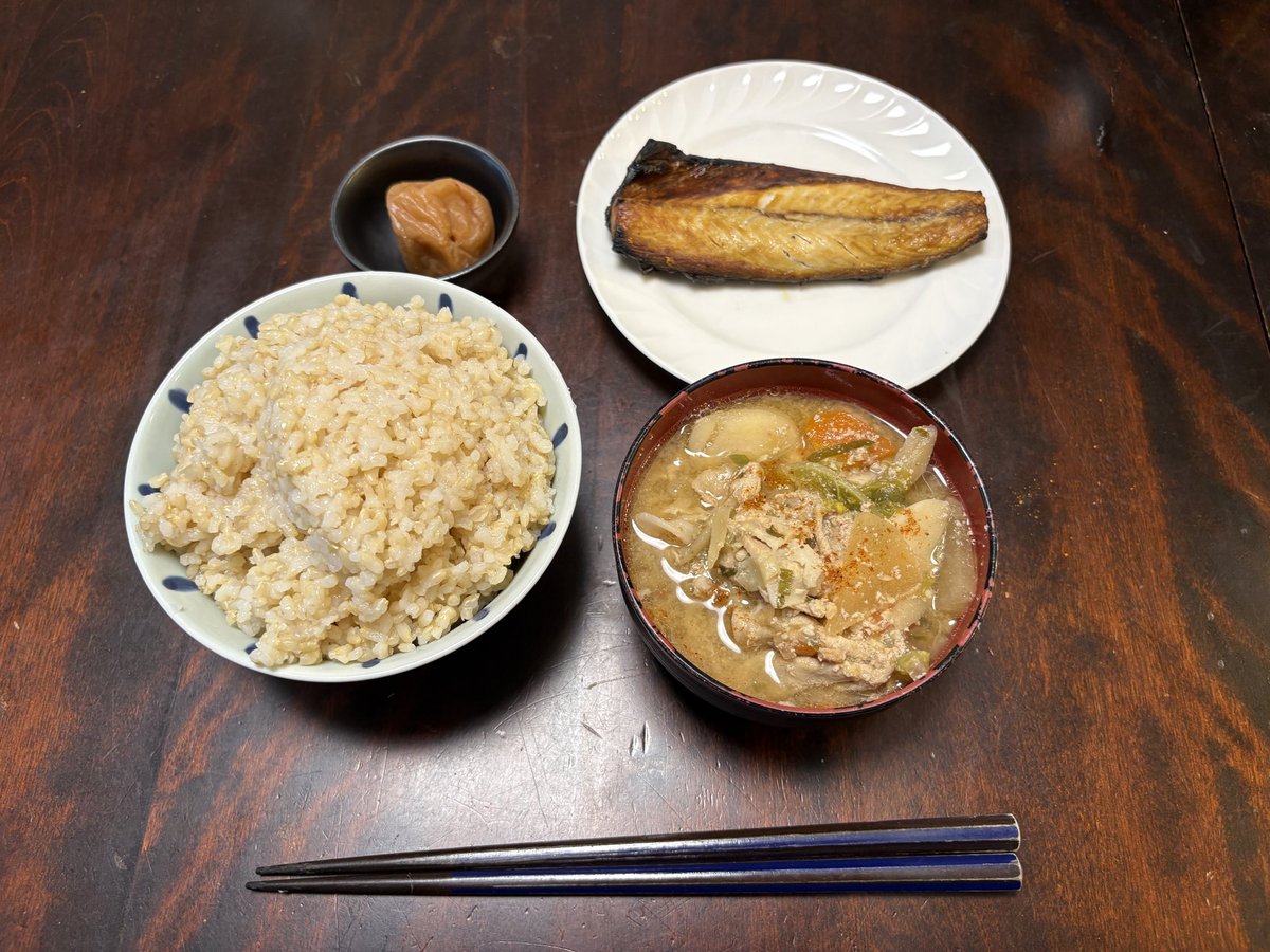 Awakend_Citizen's tweet photo. 今日「も」
こんな食事です

玄米
昨日の豚汁の残り
焼き魚
梅干し

こういう食事をしている「ので」
我が家のメンバーは病気知らずです

僕が和食中心の生活をしていると言うと

「そんな粗末なもの食べて楽しいのか」
「戦後の欧米型の食事で日本人は強くなった」
「好きな物を我慢してかわいそう」

と的外れな批判を受けることがあります

でも僕が言っているのはとてもシンプルで
小麦・植物油・乳製品・甘いもの・加工食品・添加物といった、歴史的に日本人の身体に馴染まない食材を過剰に摂ることが健康ではない、というシンプルな事実だけです

これは我慢でも宗教でもなく
「日本に生きる身体がどの食事で最も安定するか」という話です

長い時間をかけて作られてきた和食の体系には
日本人の体を守る“設計図”のようなものがある

僕はただその設計図に沿って生きているだけ
それだけの話なのです

わかりますか