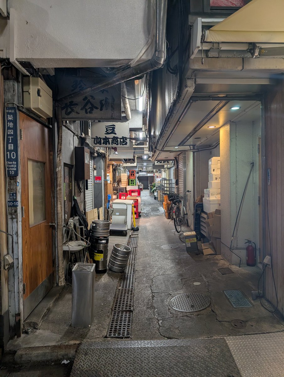 BlueHeartsUWS's tweet image. A friend in the restaurant business took me 2 #Tsukiji. He said restaurant biz in this area is tough. They open early &amp;amp; close early cuz they cater 2 fishmongers &amp;amp; fisherpersons. Lightly taken folks open places here but end up closing the biz quickly. #築地 の飲食ビジネスは大変と