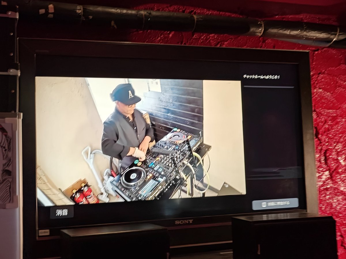 fuhai's tweet photo. 88nite 配信やってます！
みんなでゲーム音楽を聴きましょう！
https://t.co/dqZL2IxVFi

DJを画面越しにたのしんでる。
インターネットは便利！
#88nite #VGMDJ https://t.co/GxrIS8LOEp