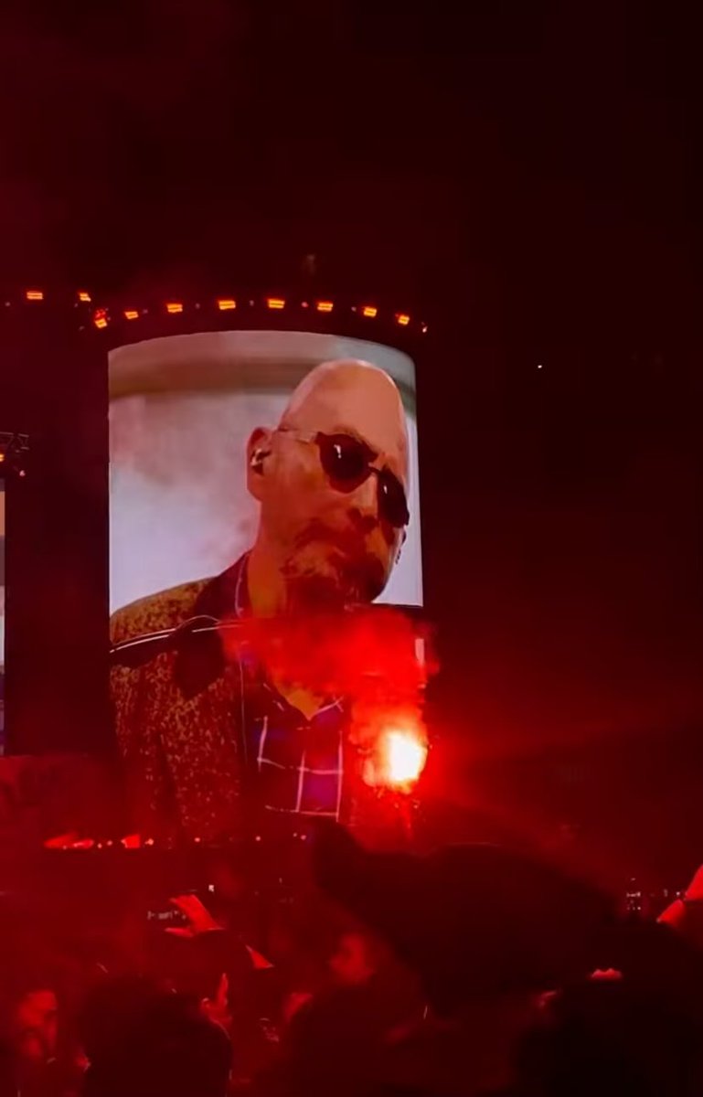 Llevaron bengalas al reci de Los Fundamentalistas. Son unos pelotudos. Se cagan en todo y en todos.