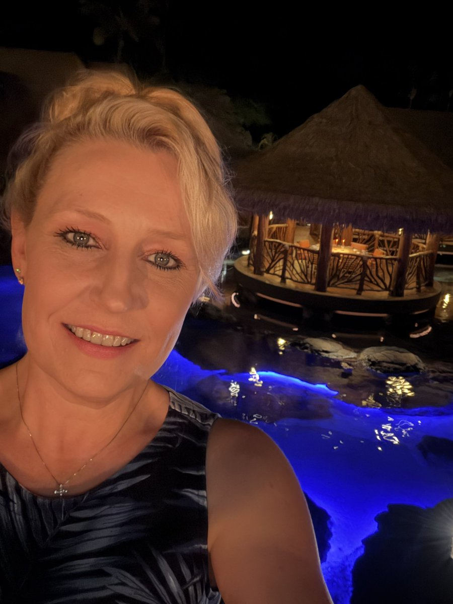 TheOneAbsolute's tweet image. This place has the best ambience!!! #HumuHumu ✨🏝️✨