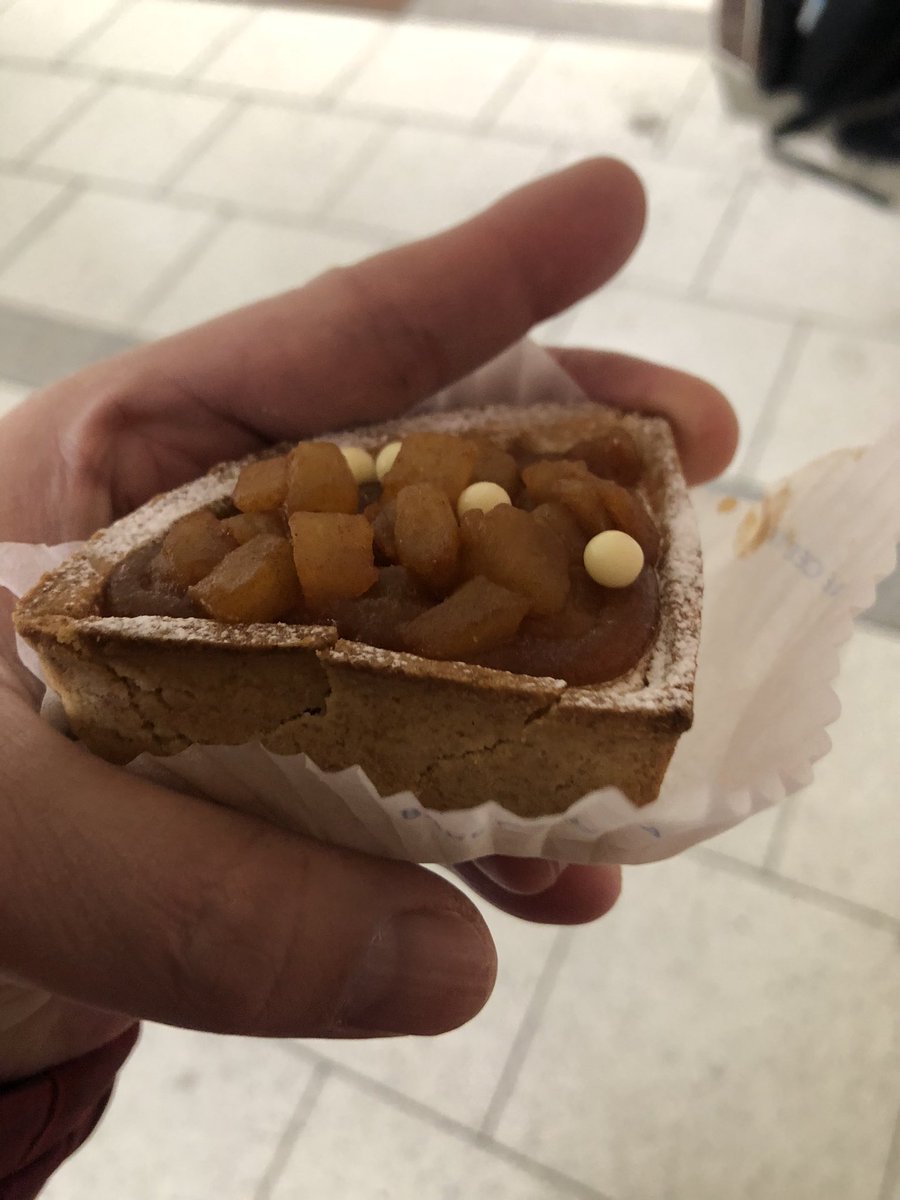 ベイクチーズタルト」さんのアップルタルトはりんごがたっぷりと口に